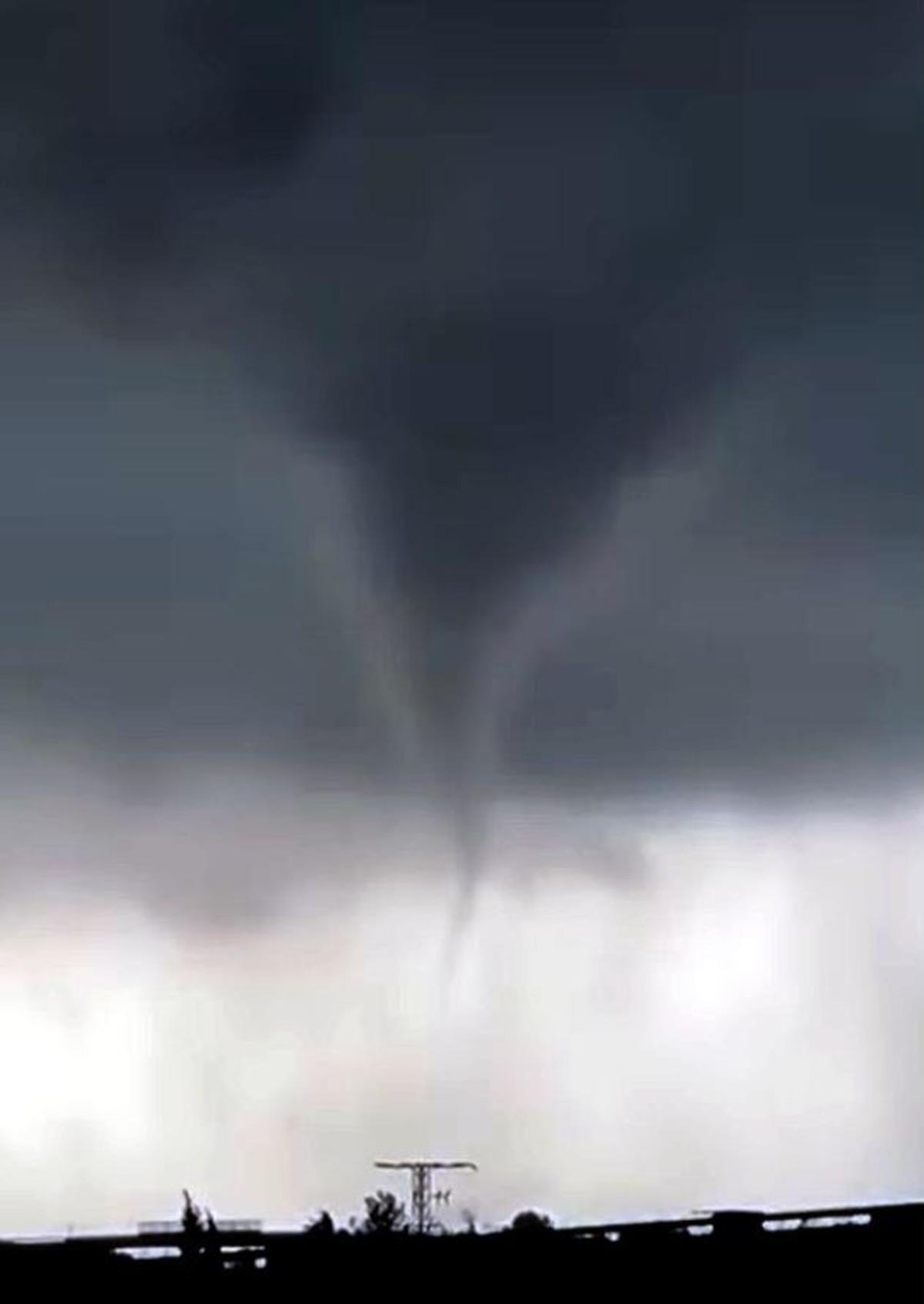 Uno de los tornados captado por un vecino de Benifaió.