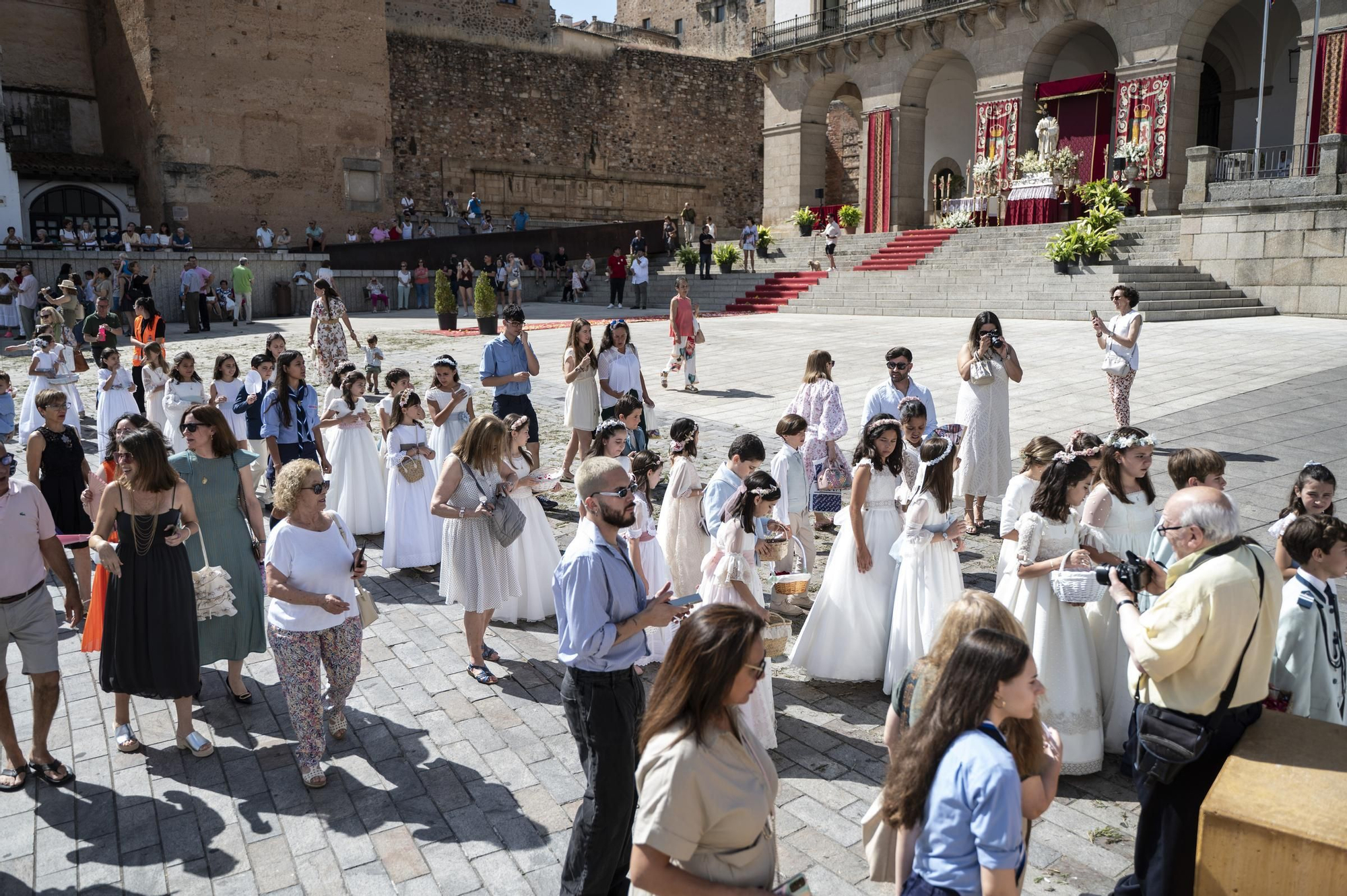 El calor da un respiro al Corpus de Cáceres: búscate en estas fotos