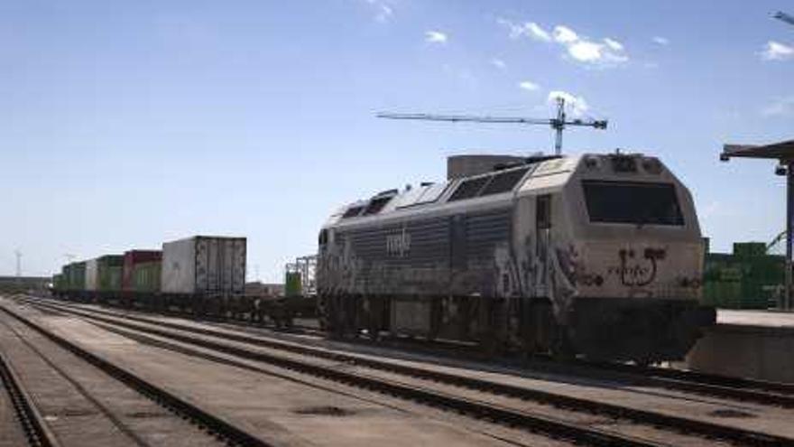 Tren de mercancías estacionado en la estación del puerto.