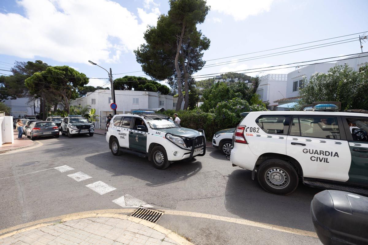 El despliegue policial por el hombre atrincherado en su piso en Ibiza, en imágenes