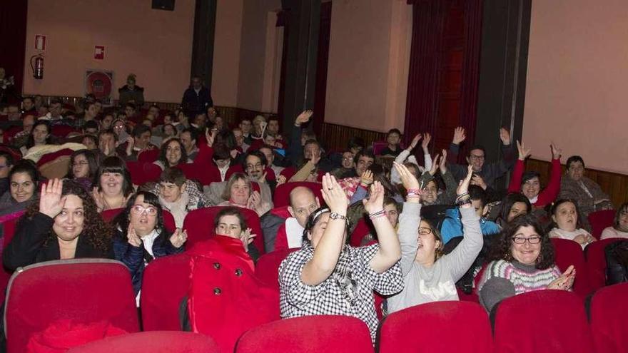 Asistentes al acto celebrado en el teatro municipal de El Entrego.