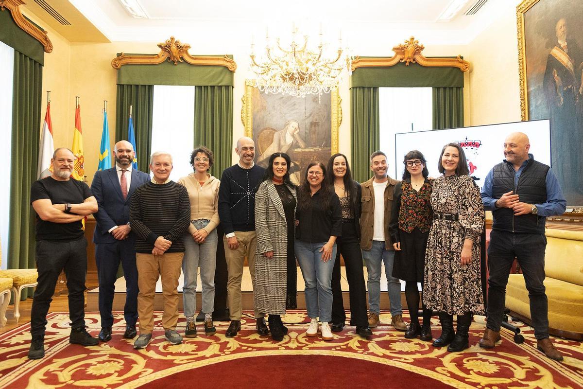 Jesús Martínez Salvador, segundo por la izquierda; Noelia Ordieres, cuarta por la izquierda; Oliver Suárez, quinto por la izquierda; y Guzmán Pendás, primero por la derecha, junto a miembros de la compañía y responsables de Divertia, en el salón de recepciones del Ayuntamiento.