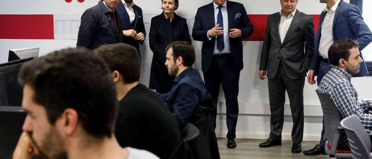 Al fondo, por la izquierda, Fernando Couto, Rubén Hidalgo, Carmen Moriyón, Pablo Martín y Carlos Melendi junto a trabajadores de Izertis, ayer, en su sede gijonesa.