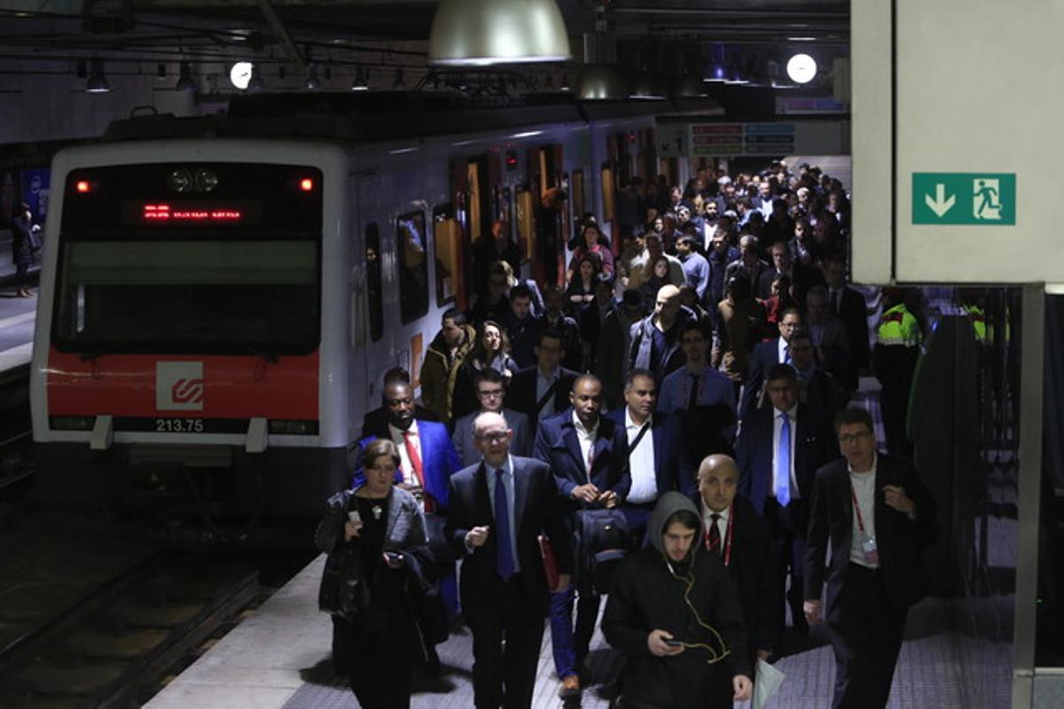 Ciudadanos descienden de un convoy de Ferrocarrils en la estación de la Fira.