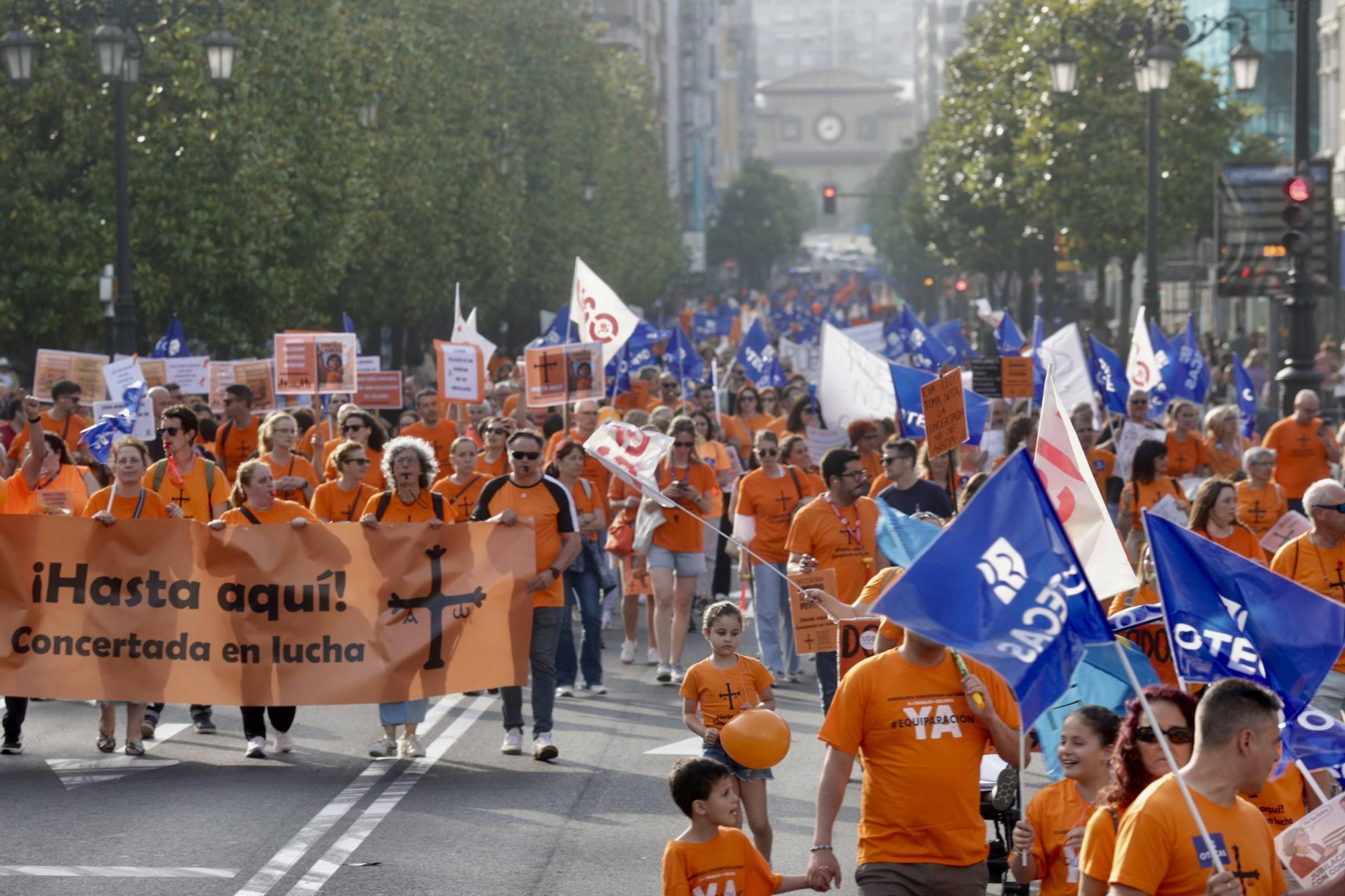 EN IMÁGENES | La marea naranja de profesores inunda Oviedo: manifestación de la escuela concertada