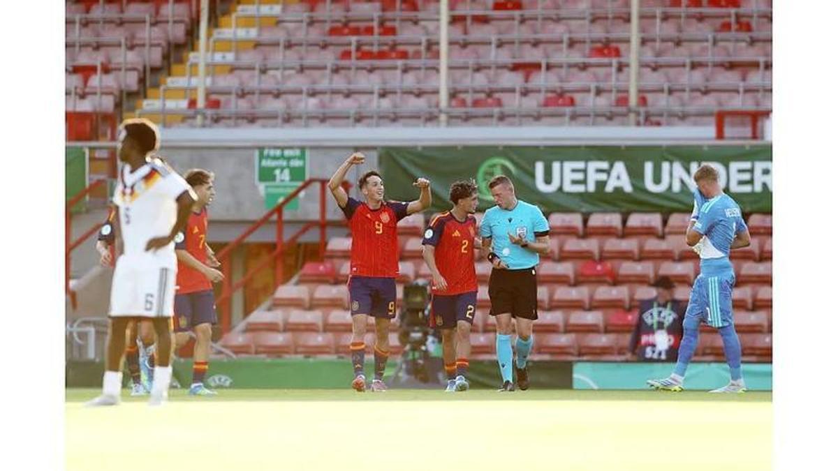 Hugo López celebrando su tanto ante Alemania en la final del Europeo sub-19