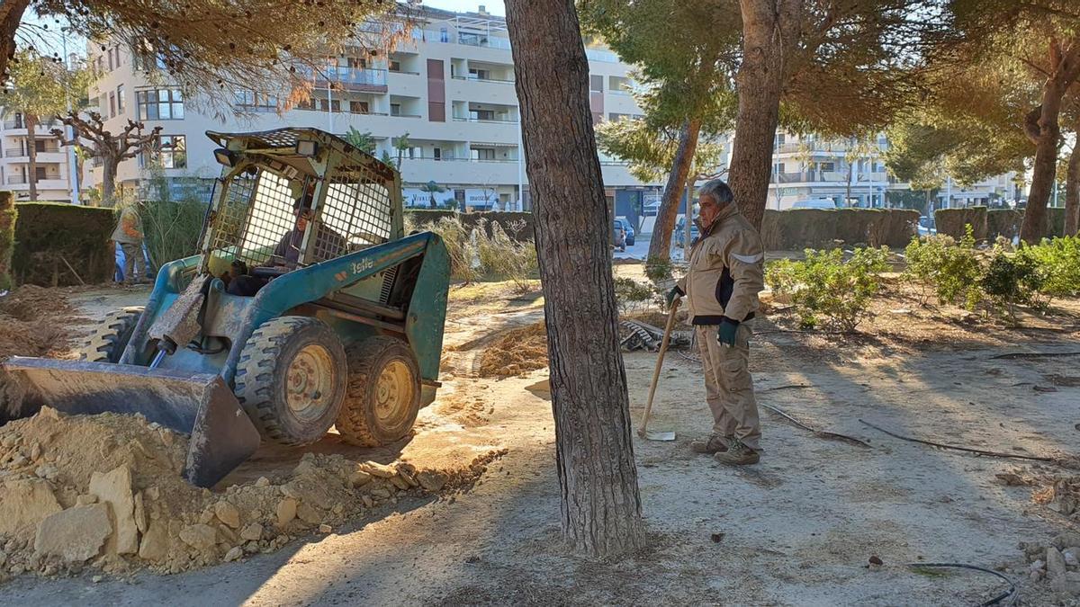 Los trabajos en esta zona verde, que está entre el núcleo urbano y la playa de l&#039;Ampolla, ya están en marcha.