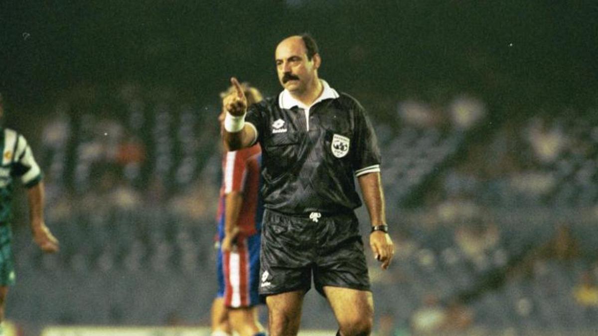 Ramos Marcos, durante su etapa como árbitro en Primera División.