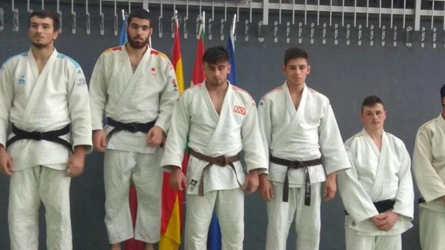 Giorgi Khachidze, en el podio de la Supercopa de Amurrio