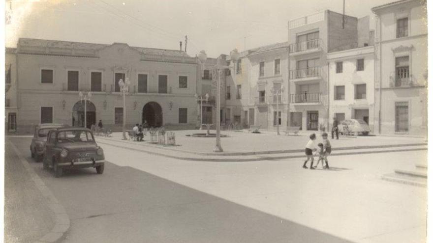 Sale a la luz la peana de la antigua fuente de agua que presidía la plaça de Baix de Petrer