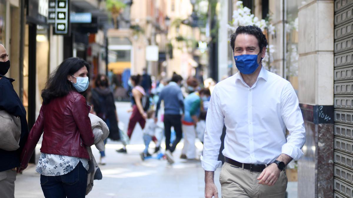 Teodoro García Egea camina por la calle Platería de Murcia, ayer.