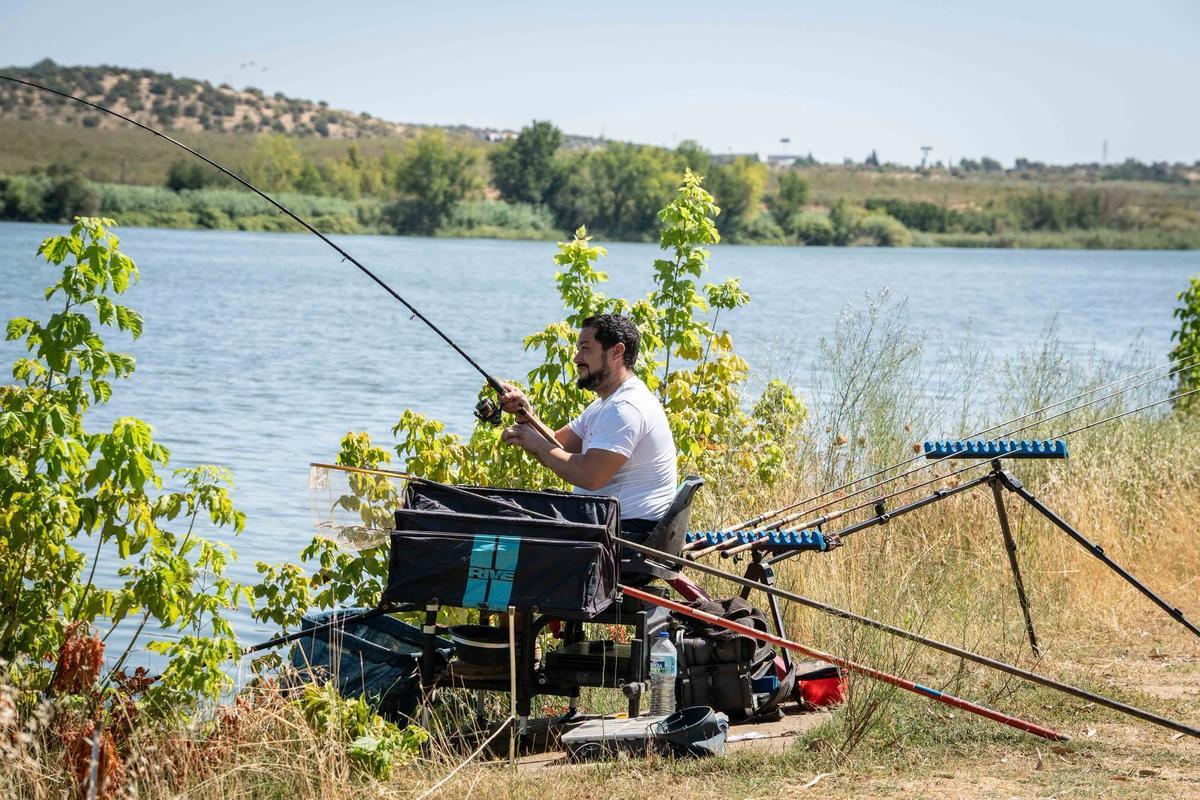Aficionados durante el concurso de pesca celebrado en la capital extremeña.