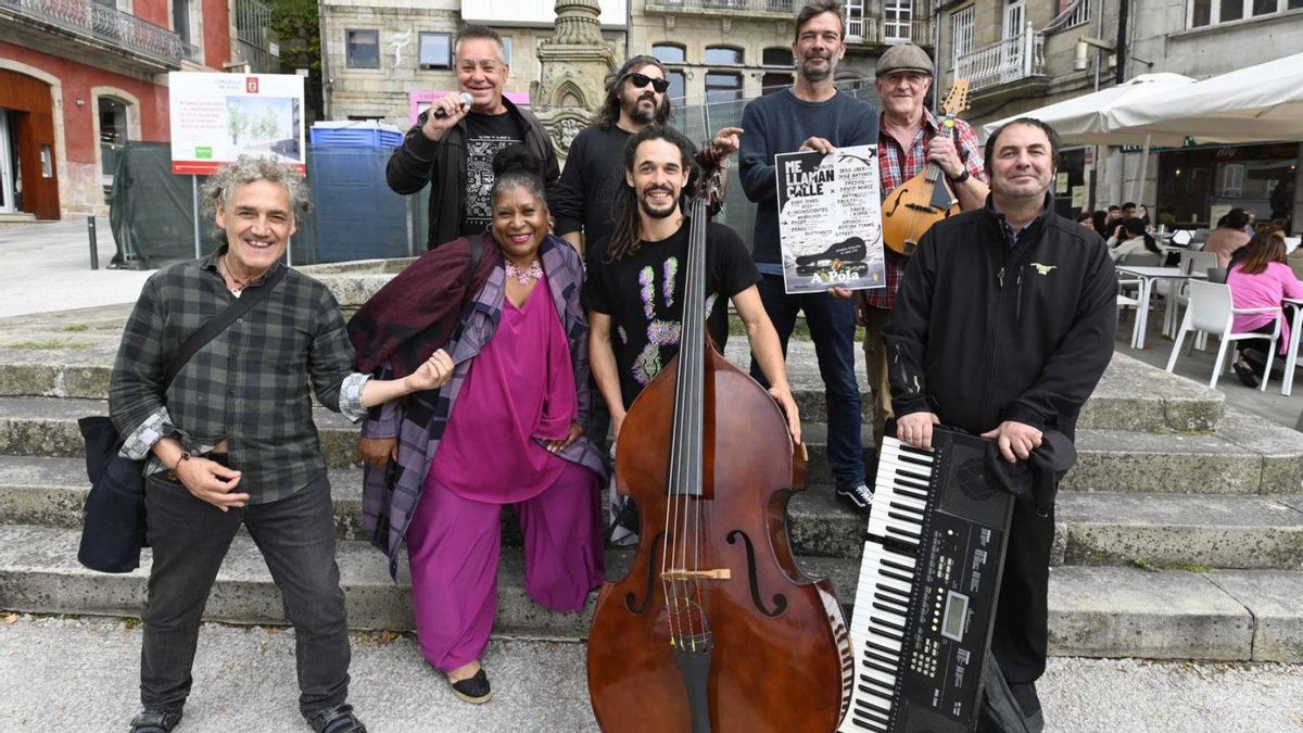 Iván Puga, con el cartel, y Seba Stone, a su derecha, junto a músicos callejeros.