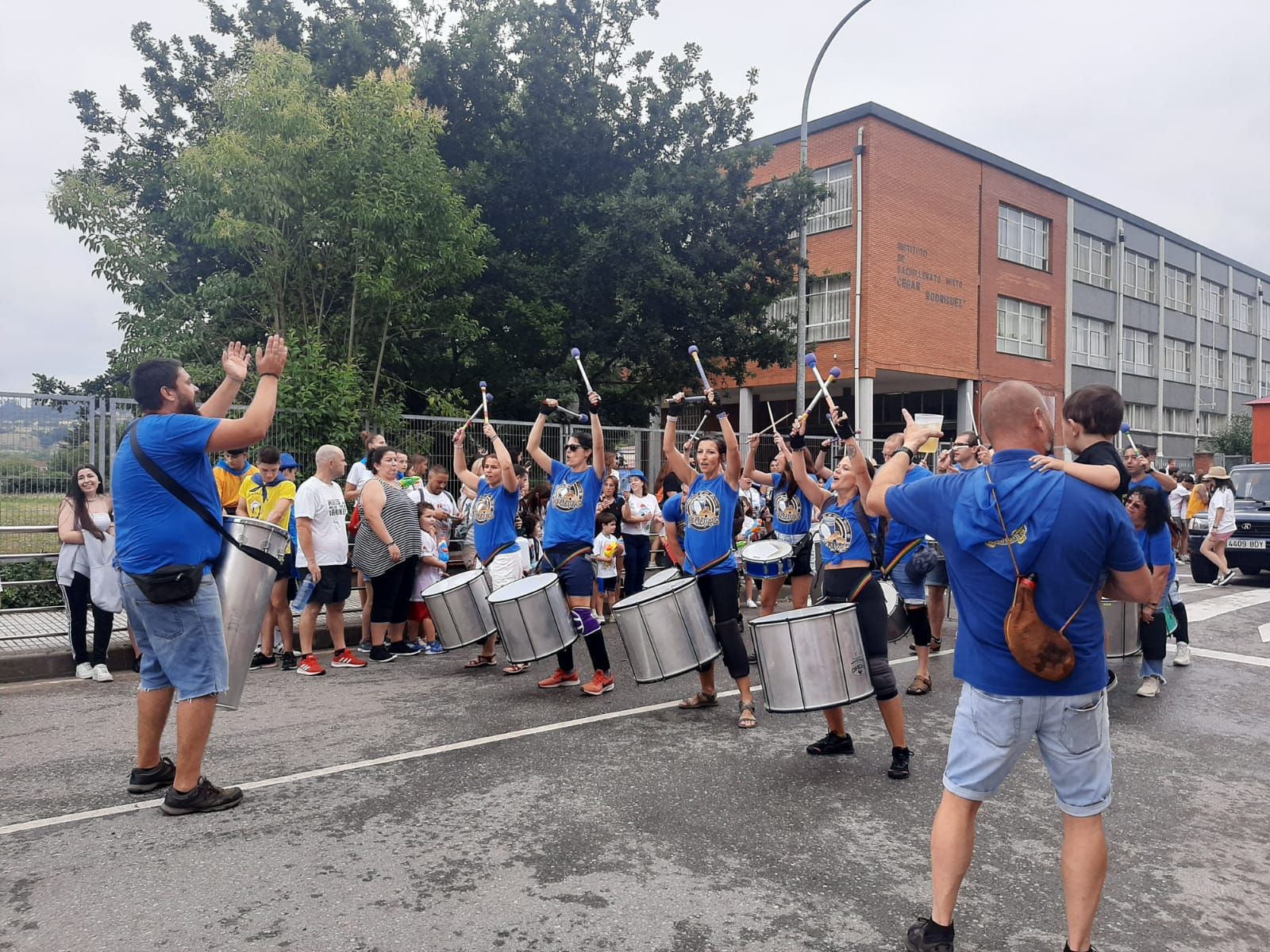 Miles de personas se mojan en Grado: así ha sido el desfile del agua por el centro de la villa moscona