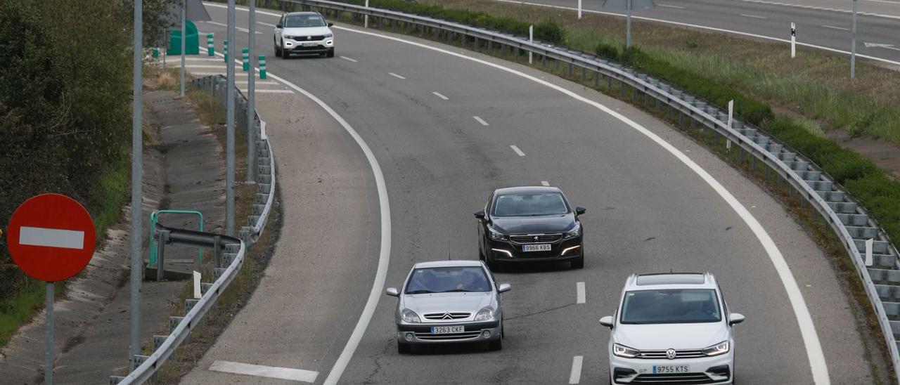 Tráfico en la Autovía del Cantábrico a su paso por Avilés.| Mara Villamuza