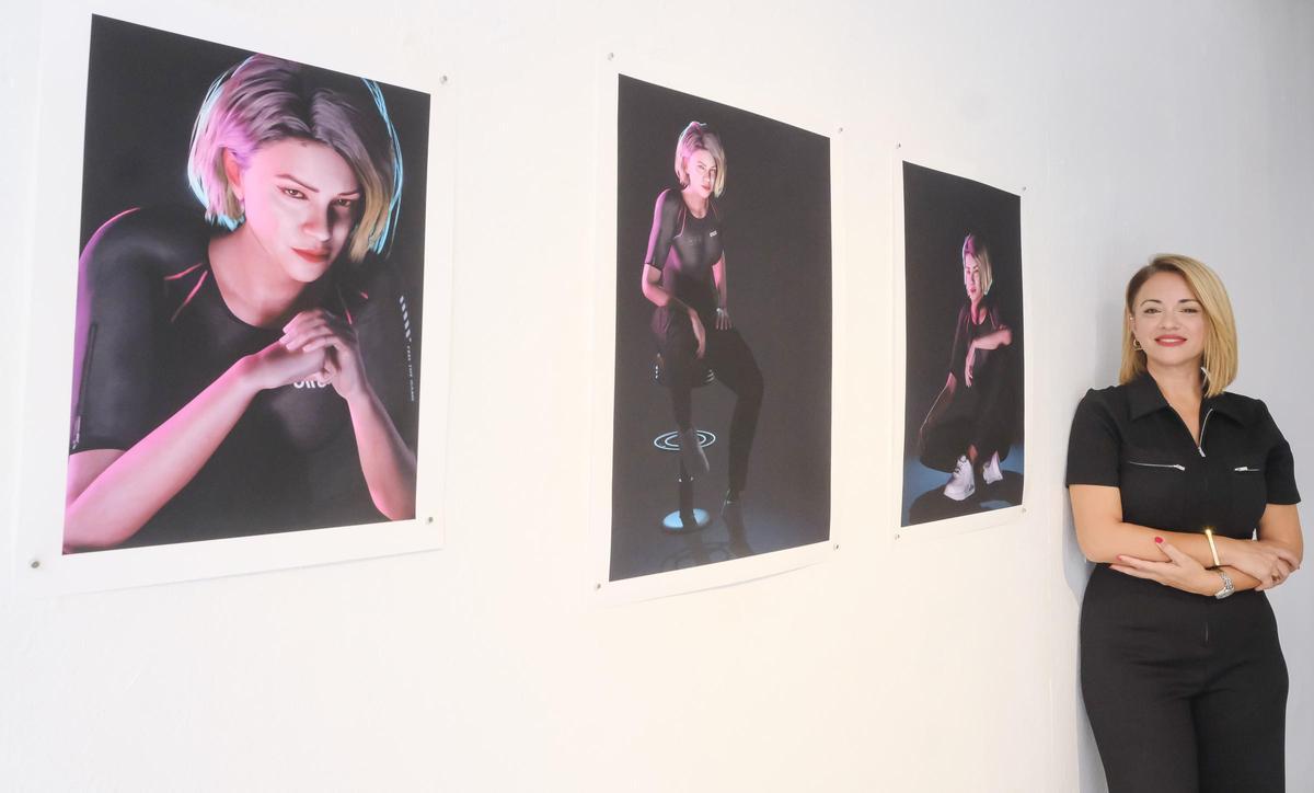 Nira Santana con los modelados de su personaje