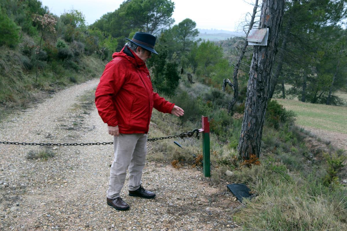 Carlos Sunico mostra un camí tancat que s'ha inclòs al nou catàleg