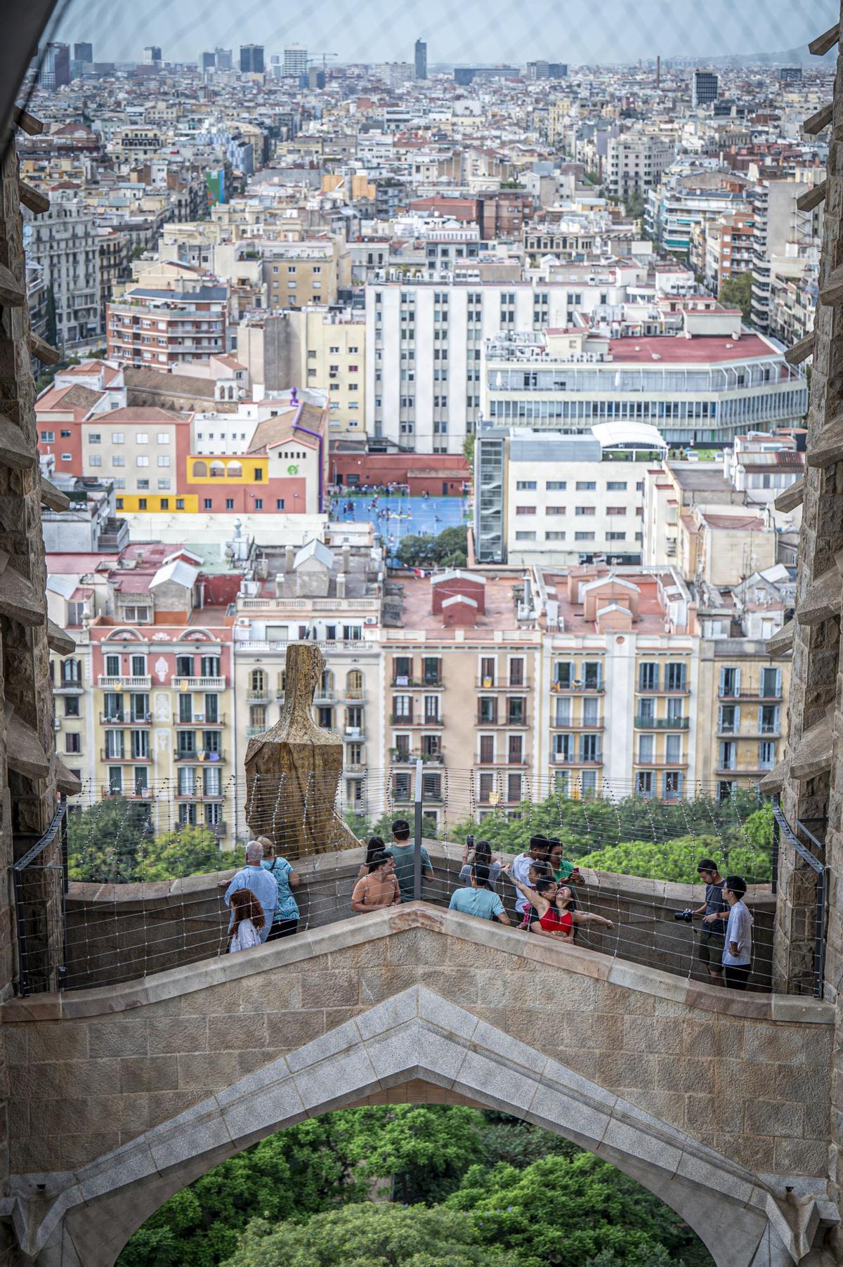 Dos colosales figuras de mármol griego de Thasos, el más blanco del mundo, aguardan a los pies del templo de la Sagrada Família para ser alzadas en octubre a la cima de las torres dedicadas a los evangelistas Juan y Mateo, la primera, como marca la tradición cristiana, un águila, y la segunda, con un esculpido que a veces confunde incluso a los más creyentes, con el aspecto de un hombre alado, sin que eso sea exactamente un ángel.