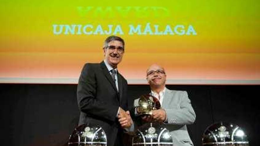 El presidente del Unicaja, Eduardo García, recoge el premio de manos de Jordi Bertomeu.