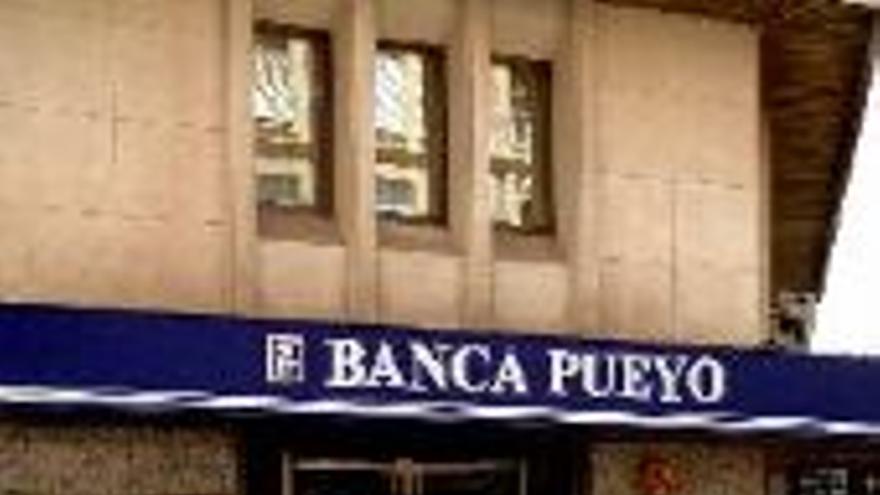 Dos cacos atracan la Banca Pueyo y se llevan 30.000 €