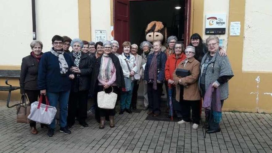 Asistentes al taller de memoria de Infiesto visitan la muestra del Sidrón.