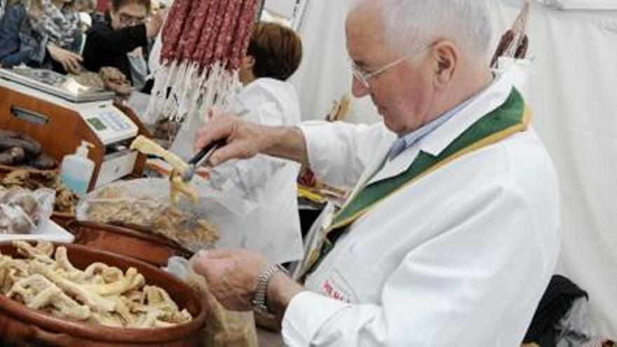 Antoni Rossiñol prepara unes rostes a la seva parada d&#039;embotits.