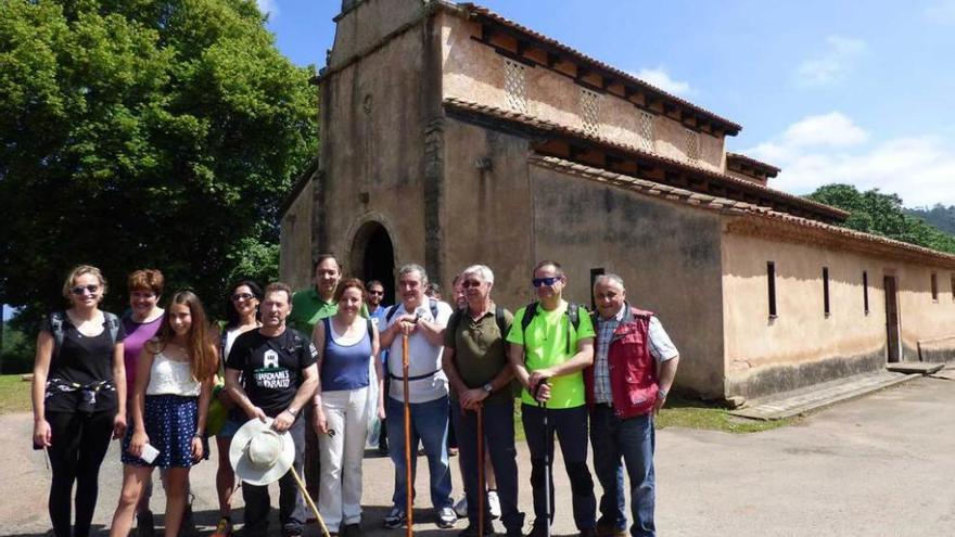 El grupo, ayer, delante de la iglesia de San Salvador de Priesca, en Villaviciosa.