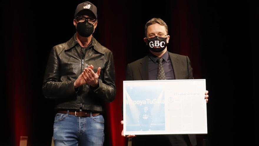 El guitarrista de M-Clan, Ricardo Ruipérez, junto a Isaac Vivero en la recogida del premio