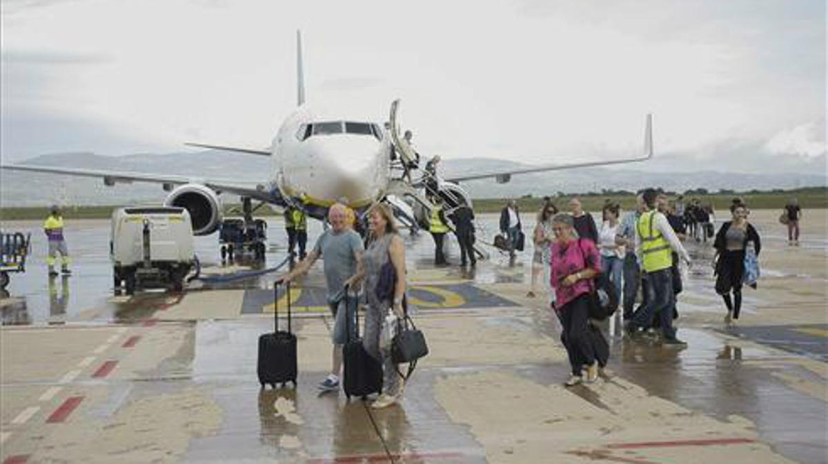 Llegan los primeros pasajeros, procedentes de Londres, al aeropuerto de Castellón en un vuelo de Ryanair.