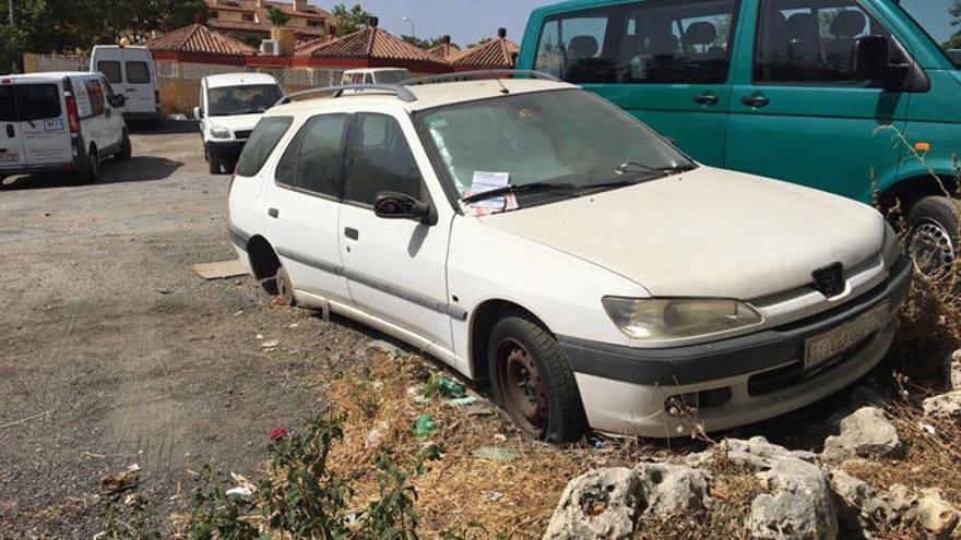 Un coche en estado de abandono en una calle de Marbella.