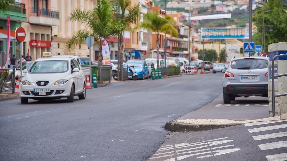 La carretera TF-217 a su paso por el casco de Santa Úrsula