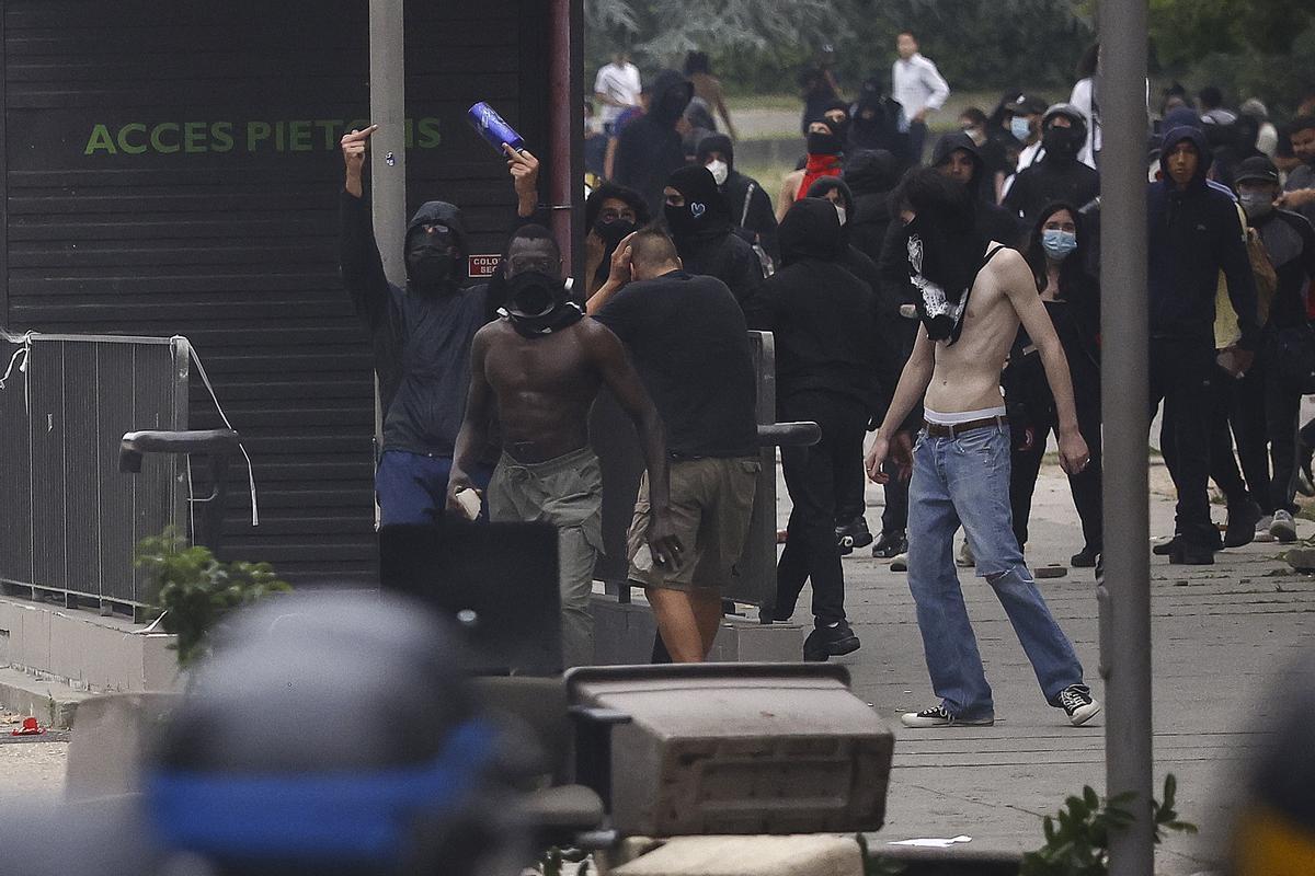 Mounia, la madre de Nahel encabeza una marcha blanca en Nanterre. La familia del joven fallecido ha convocado una marcha blanca en su memoria.