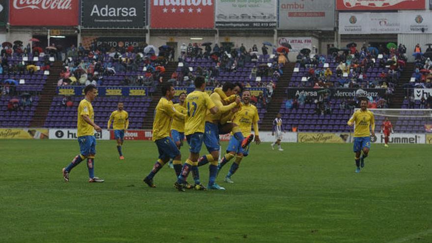 Vicente Gómez luce su dorsal, tras batir a Varas, y recibe la felicitación efusiva de Araujo y Javi Castellano.