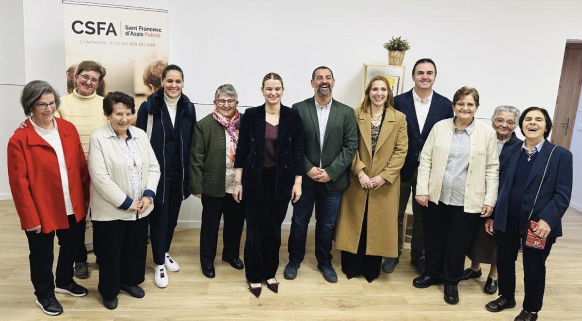 Representantes del centro y de las Franciscanas junto a las autoridades.