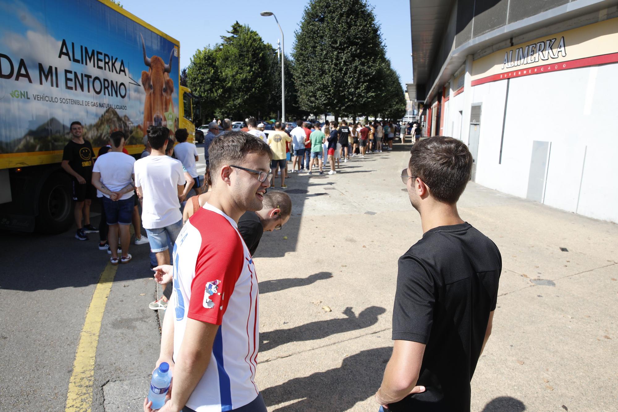 En imágenes: Largas colas para sacar entradas para el primer viaje del Sporting de Orlegi