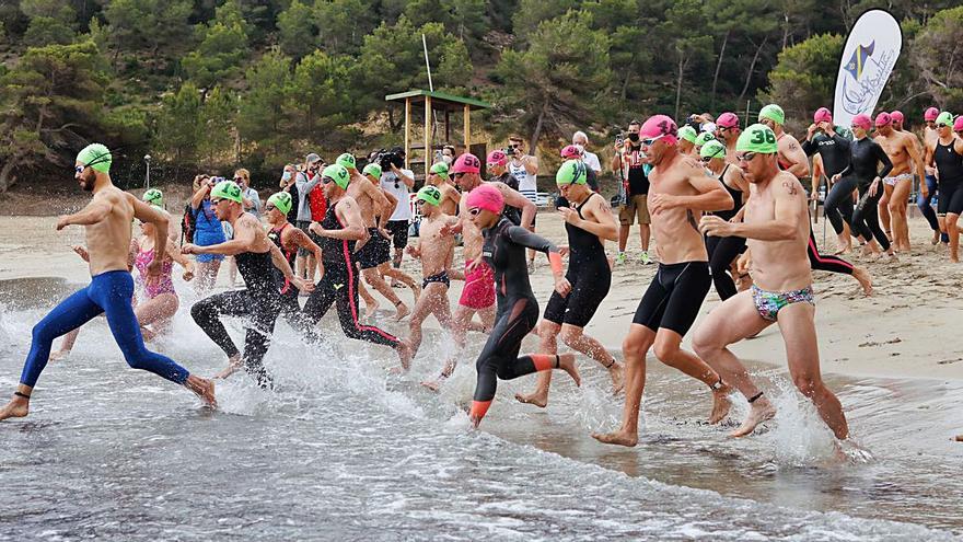 Imagen que capta la salida de la Mini Ultraswim 2021 desde la playa de Cala Llonga.