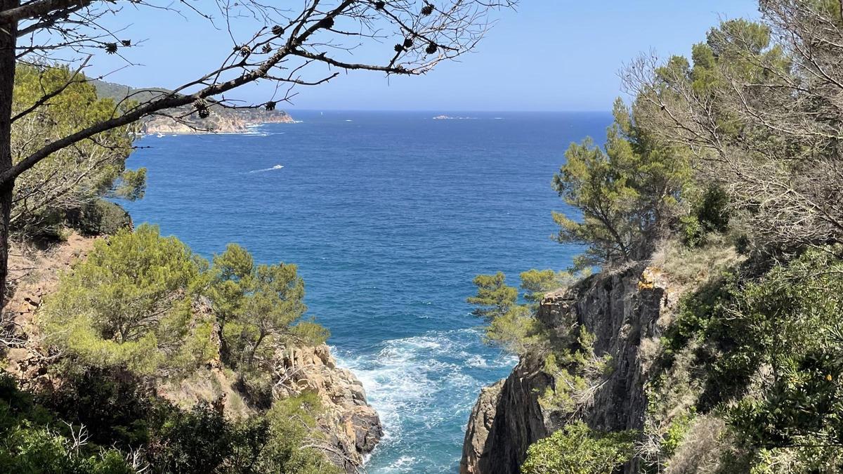 Vistas del mar desde un acantilado en el Camí de Ronda.