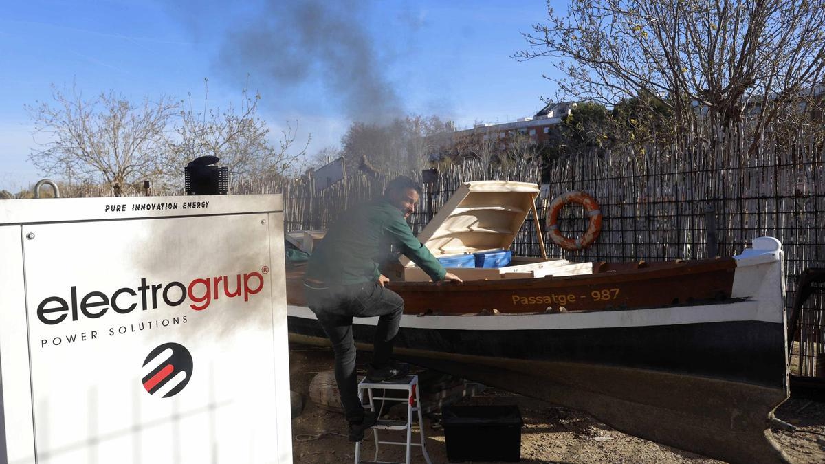 Las barcas de El Saler electrificadas han recurrido a un grupo electrógeno para poder cargar las baterías de las barcas.