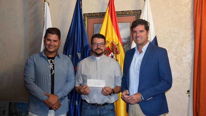 El Alcalde entrega una subvención a la Parroquia San Fernando Rey