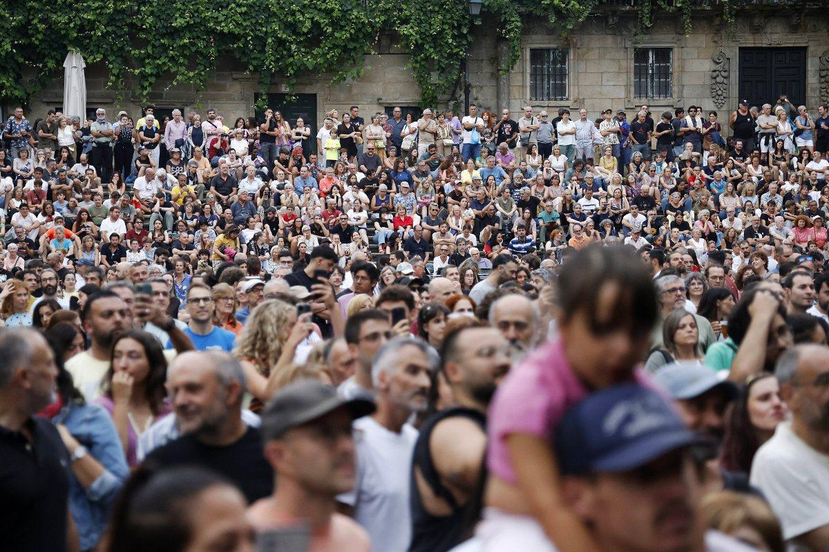 Parte del público del concierto de Julian Marley and The Uprising en la Praza da Quintana