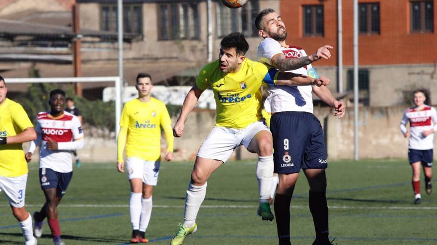 Naya y Berto disputan un balón . | ss