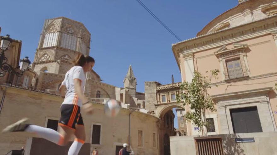 El Valencia CF Femenino repara el derbi en la calles de Valencia