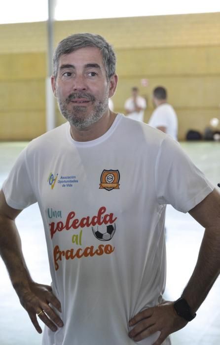 LAS PALMAS DE GRAN CANARIA. Fernando Clavijo participa junto a candidatos de la formación nacionalista y de otras fuerzas políticas en el partido de fútbol sala ?Una goleada al fracaso? organizado por el Club Deportivo Evangélico.  | 16/05/2019 | Fotógrafo: José Pérez Curbelo