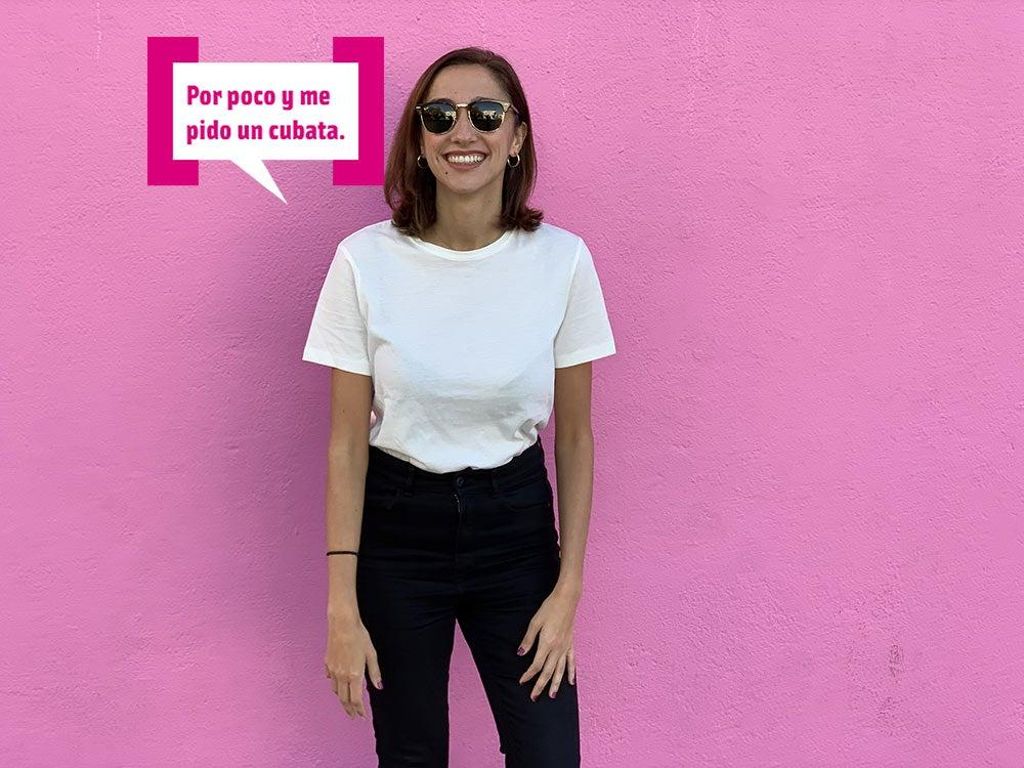 Carmen Raya con bocadillo Cuore en la pared rosa de Paul Smith en Los Angeles