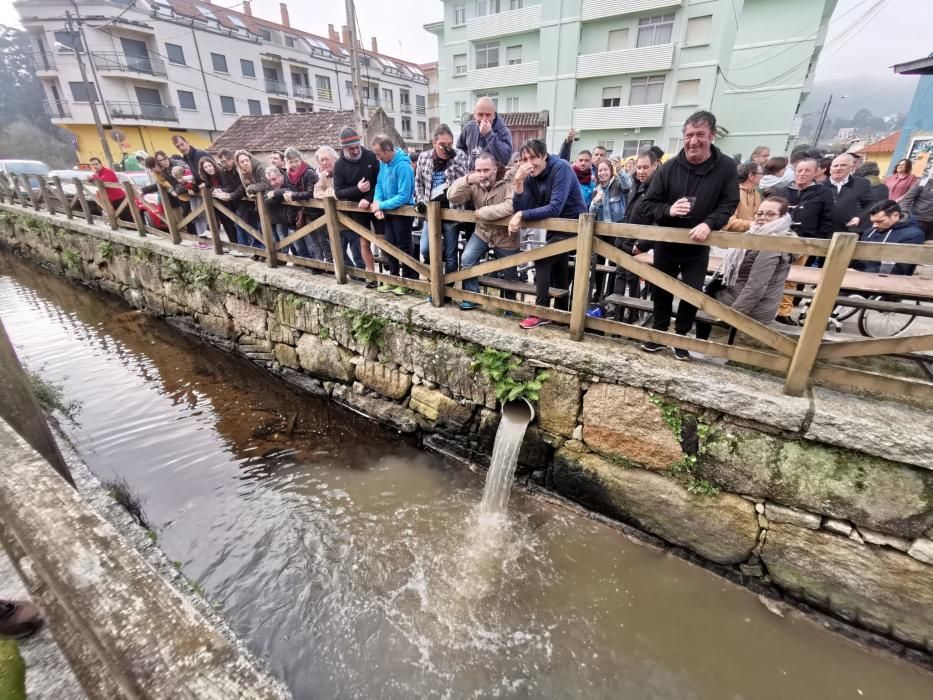 Unas 70 personas se lanzan al mar en Vilariño para reclamar inversiones para la aldea