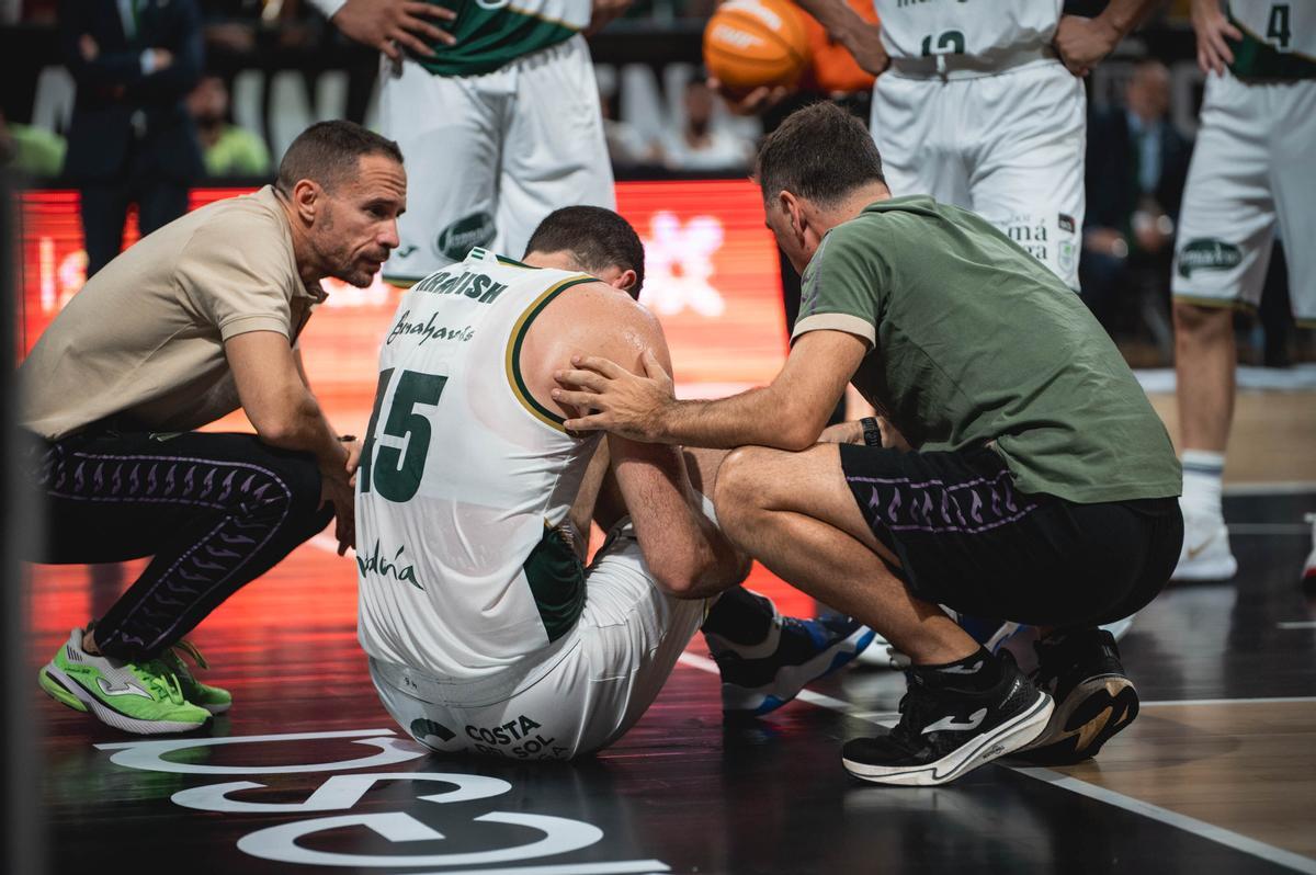 Kravish, en el suelo, tras lesionarse.