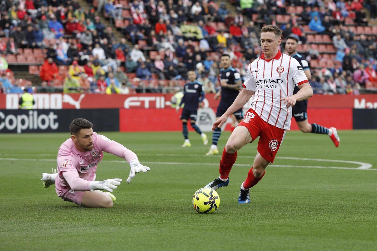 Tsygankov dribla Unai Simón durant el partit de dissabte passat contra l'Athletic
