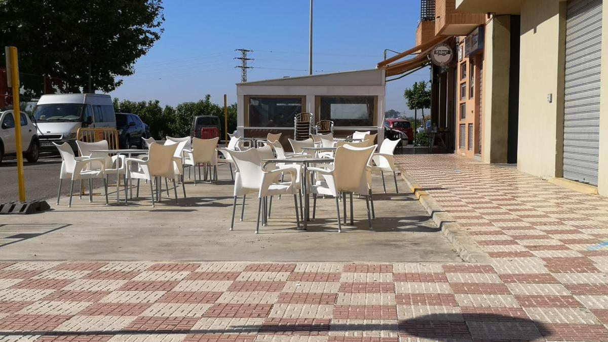 Una terraza ya ampliada de un restaurante de Almussafes.