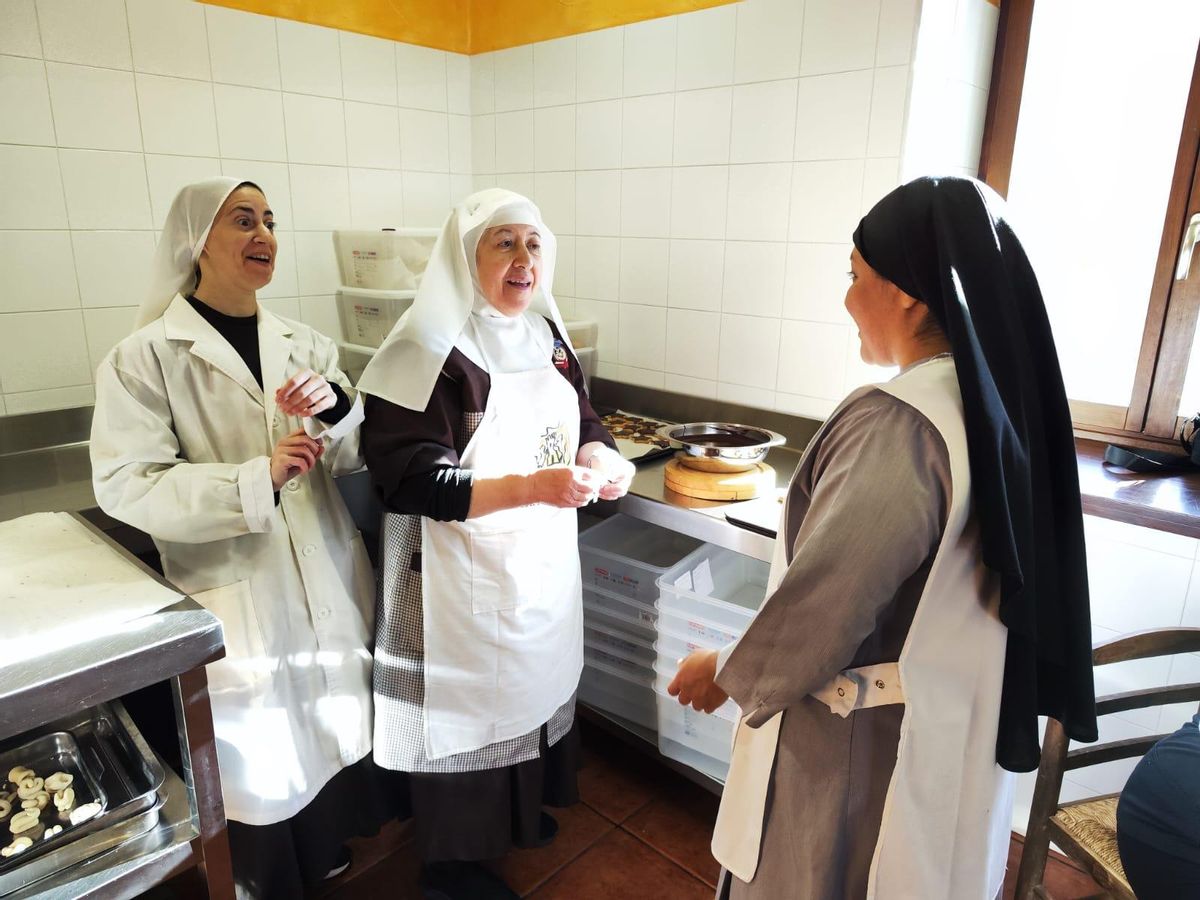 Por la izquierda, Romina Saraceno; la abadesa, María Luisa Picado, y la hermana Andrea Hernández, preparando dulces.
