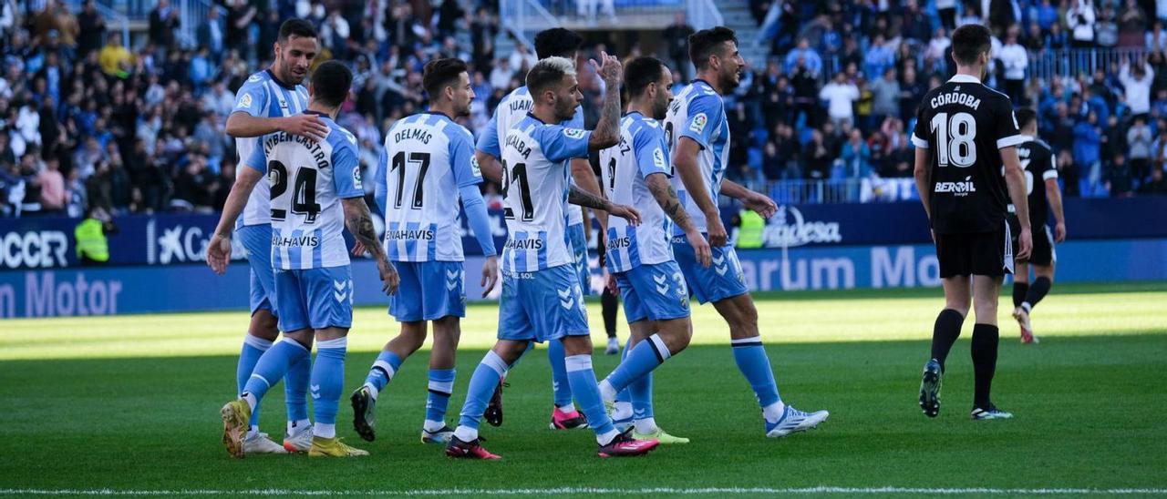 Los jugadores del Málaga CF celebran el gol marcado en La Rosaleda ante el Burgos.